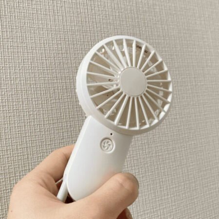 夏の外出を涼しく過ごす必須アイテム。RHYTHM Silky Wind Handy Fan S