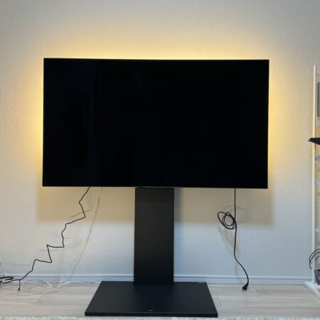 壁掛けのテレビにライティングで雰囲気をワンラクアップ【Hue TV